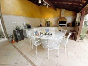 encontramos uma sala com piso laminado e varanda