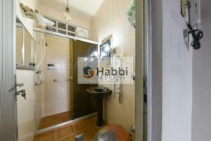 proporcionando privacidade e conforto para todos os moradores.  Os pisos em taco e laminado de madeira conferem elegância e aconchego aos ambientes.