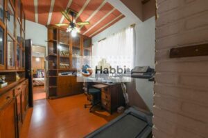 é ideal para receber amigos e familiares. A lareira cria uma atmosfera acolhedora