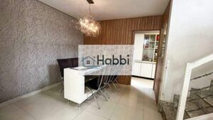 área gramada ao fundo e ponto para ducha.   • Duas vagas de garagem paralelas.   2° Pavimento:   • Três quartos com piso em porcelanato