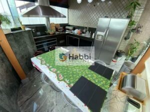 criando uma atmosfera sofisticada e aconchegante. São três quartos com armários e piso em taco