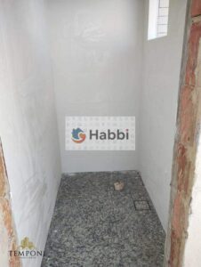 o prédio se destaca pela elegância e funcionalidade.  O projeto inteligente prioriza o conforto e a segurança