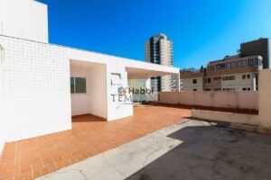 convida a momentos de relaxamento e convívio social.  O lavabo adiciona praticidade e elegância ao receber visitas.  Os quatro quartos