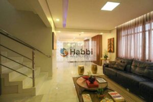 oferece um espaço generoso e ambientes aconchegantes para toda a família. A excelente localização na Floresta proporciona fácil acesso a diversas comodidades