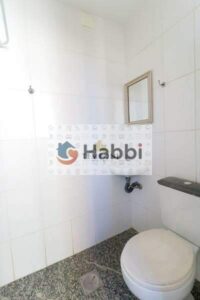 e a suíte principal ainda conta com um closet espaçoso