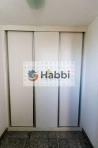 piso em cerâmica e box blindex