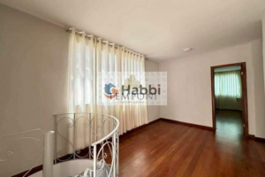 esta cobertura proporciona uma atmosfera acolhedora e convidativa. A sala ampla para dois ambientes