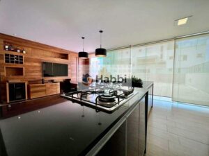 com uma sala ampla para três ambientes