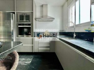 iluminação planejada e piso em granito. A cozinha