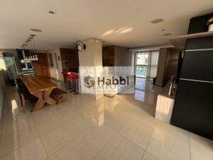 a cobertura conta com quatro vagas de garagem cobertas