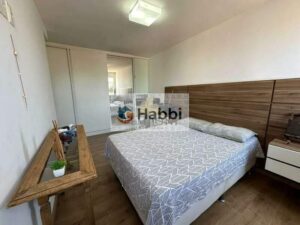 uma sala ampla para dois ambientes