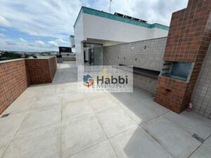 o pavimento conta com um banheiro social com bancada em granito e três quartos amplos com piso em vinílico