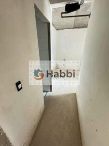 a cozinha com bancadas em granito e a lavanderia oferecem praticidade e conforto. O destaque fica por conta do amplo terraço descoberto