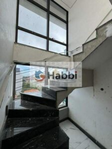 o prédio oferece três vagas de garagem cobertas e demarcadas