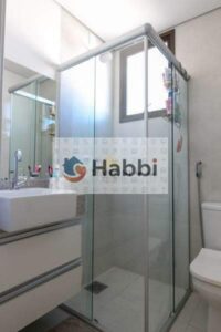 proporciona um espaço amplo e convidativo para receber amigos e familiares.  Os dois quartos
