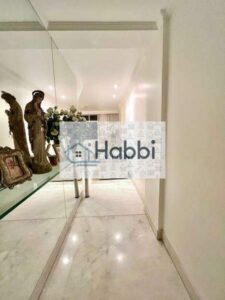 há uma sala ampla para dois ambientes