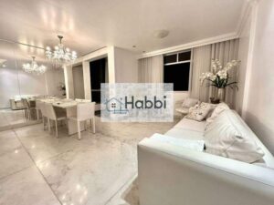 área de serviço e DCE; piso em laminado de madeira nos quartos; piso em cerâmica no espaço gourmet e no terraço.  O apartamento dispõe de duas vagas de garagem paralelas