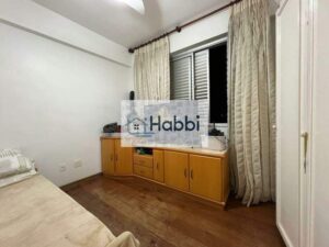 encontra-se uma sala para dois ambientes