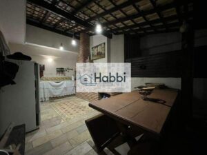 com piso em mármore branco e varanda. O lavabo dispõe de bancada em granito e armário planejado. O espaço gourmet é equipado com churrasqueira e fogão a lenha