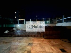 e o terraço descoberto conta com sauna a vapor e ofurô.  Acabamento: Piso em mármore nas salas; piso em granito nos banheiros