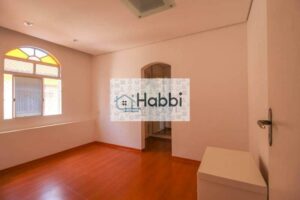 armário e com cerâmica.   •  Área de Serviço: Comodidade com uma área de serviço com espaço adequado para máquina de lavar e outros equipamentos