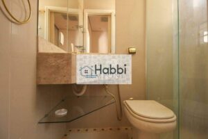 com piso em laminado de madeira; Sendo um transformado em escritório com armários. 01 Lavabo