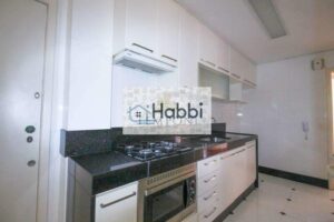 cozinha com bancadas em granito e armários planejados.   •  Cozinha Funcional: Cozinha com rebaixamento em gesso