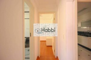 bancada em granito e piso em cerâmica.   •  Banheiro social: Banheiro social com rebaixamento em gesso