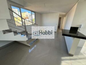 sendo:  01º Pavimento: 03 quartos amplos com piso em laminado de madeira e janelas com venezianas