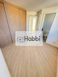 ampla sala para 02 ambientes com rebaixamento em gesso e piso em porcelanato