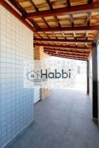 piso e bancada em granito;   Ampla cozinha com armários