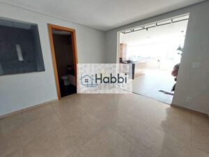 este imóvel possui um layout bem distribuído:   Primeiro pavimento:    01 sala ampla para dois ambientes;  Piso em porcelanato;   03 quartos