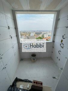 próximo a todo tipo de comércio e com fácil acesso a linhas de ônibus.  Obs: Prazo do término da obra para Março de 2024.