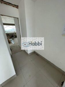 cozinha com bancadas em granito e área de serviço.  Escada    02º Pavimento: Sala de TV com piso em porcelanato