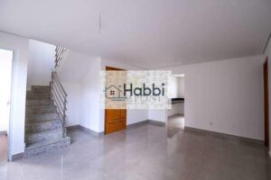 sendo uma suíte;   Cozinha com bancada em granito e piso em porcelanato;    Banheiro social com piso em porcelanato;   Varanda;   Área de serviço.  2° Pavimento;   01 Sala com piso em porcelanato;   01 Banho social com piso em porcelanato;   01 Varanda com piso em cerâmica;   04 Vagas de garagem livres e cobertas.   Sol da manhã e tarde.  CONDOMÍNIO:   Portão eletrônico;   Jardim;   Interfone.   Valores sujeitos à alteração sem aviso prévio!