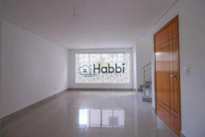 Cobertura à venda com aproximadamente 180²;   1° Pavimento;   01 Sala ampla para dois ambientes com piso em porcelanato;   03 Quartos com piso laminado