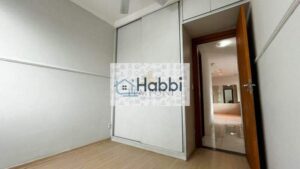 rebaixamento em gesso e iluminação planejada. O ambiente conta com painel para TV
