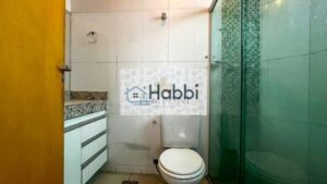 espelho e box em blindex.   Quartos: Dois quartos com armários planejados e piso em laminado de madeira. Um deles é uma suíte com todas as comodidades.   Banho da suíte: Conta com bancada em granito