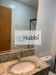 há uma sala para TV com ar condicionado e uma suíte master com closet. O banheiro da suíte master conta com bancada em granito