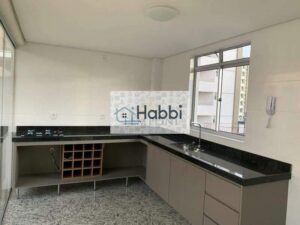espelho e box blindex.  O terceiro andar dispõe de uma área gourmet com cozinha americana planejada
