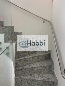 banheiros e área gourmet; piso laminado de madeira nos quartos; e piso em cerâmica na varanda e área de serviço.  Possui 2 vagas de garagem cobertas.  O condomínio conta com hall social decorado