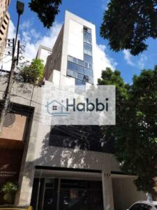 câmeras e medidores de gás e água individualizados. O hall é revestido com espelho