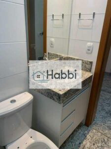 sendo um suíte com armário planejado e banheiro com bancada em granito