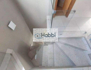 uma suíte com closet e suíte principal com closet grande e com dois banheiros (senhor e senhora)