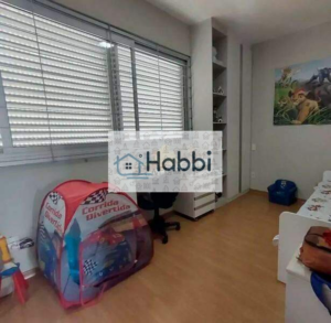 piso laminado. No segundo andar possui outra suíte com pequeno closet