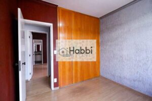 bancada em granito e piso em cerâmica.   Área de Serviço: Prática e bem organizada.   2° Pavimento:   Sala Ampla: Sala espaçosa com piso em cerâmica