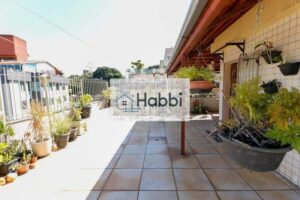 Comodidades  Área de Serviço  Churrasqueira  Salas  Armário quarto  Cerca elétrica  Jardim  Despensa  Interfone  Armário cozinha  Portao eletrônico  Alarme  Informações Adicionais  Condomínio: R$ 450