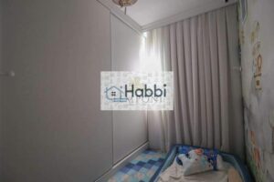 garantindo um ambiente moderno.   Quarto utilizado como escritório