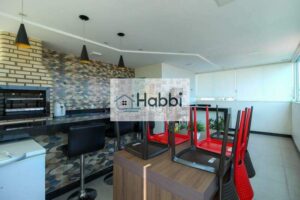 bancada em granito e piso em laminado de madeira.   Banheiro social com acabamento em porcelanato