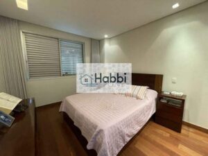 pergolado e lavanderia anexa. Parapeito de blindex e decoração sofisticada.  03 vagas de garagem 2 cobertas em linha e 1 descoberta e livre;
